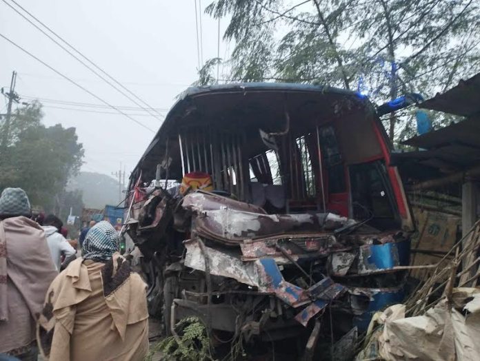 ঘন কুয়াশায় বগুড়াতে বাস-ট্রাক সংঘর্ষে নিহত এক