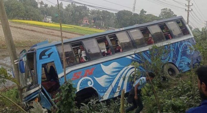 মানিকগঞ্জে ছেলেকে বাঁচাতে গিয়ে যাত্রীবাহী বাসের চাপায় গোকুল মনি দাস (৩৭) নামের এক ব্যক্তি নিহত হয়েছেন। আজ সোমবার (১৫ জানুয়ারী) বেলা